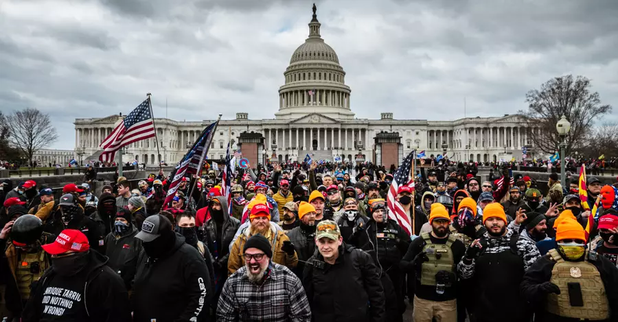 crowd surging towards the capitol